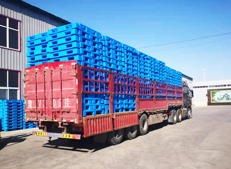 塑料托盤整車發(fā)貨，已經(jīng)裝好準(zhǔn)備發(fā)車